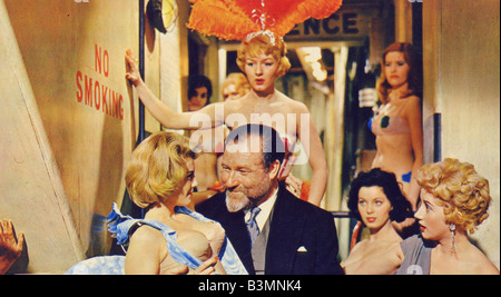 Arzt IN Liebe 1960 Rank Film mit James Robertson Justice mit Joan Sims hinter ihm Stockfoto