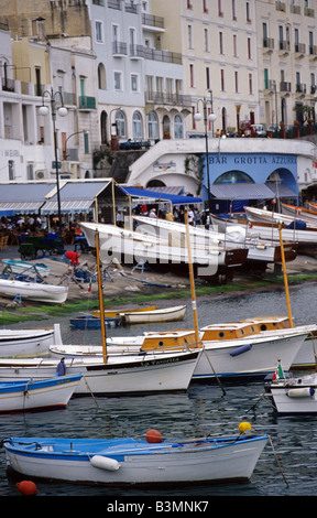 Italien-Capri-Boote vertäut entlang das Café gesäumten Marina Grande auf der Insel Capri Stockfoto