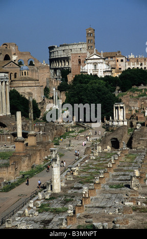 Italien Rom das alte Forum in Rom mit Blick auf das Kolosseum Stockfoto