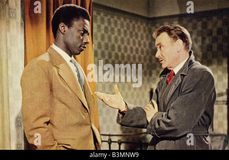 Flamme IN den Straßen 1961 Rank Film mit Earl Cameron auf der linken Seite und John Mills Stockfoto