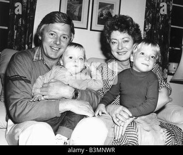 Michael Aspel TV-Moderatorin mit der Familie zu Hause Stockfoto