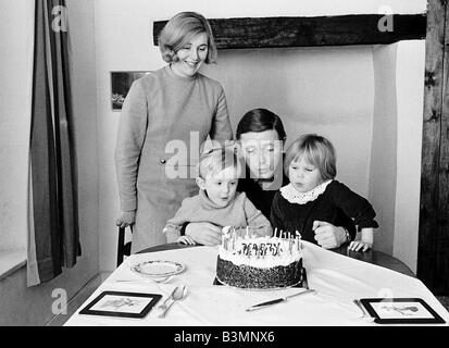 Michael Aspel TV-Moderatorin mit seiner Familie Ausblasen der Geburtstagstorte Kerzen Stockfoto