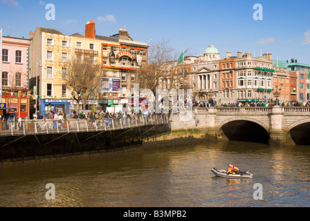 Der Fluss Liffey, O' Connell Bridge und Bachelors Walk während der St. Patricks Day Parade von Aston Quay in Dublin aus gesehen Stockfoto