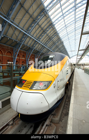 Eurostar-Zug auf der neu renovierten St. Pancras International Station London Stockfoto