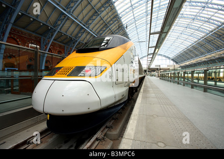 Eurostar-Zug auf der neu renovierten St. Pancras International Station London Stockfoto