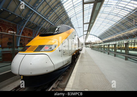 Eurostar-Zug auf der neu renovierten St. Pancras International Station London Stockfoto