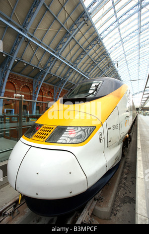 Eurostar-Zug auf der neu renovierten St. Pancras International Station London Stockfoto