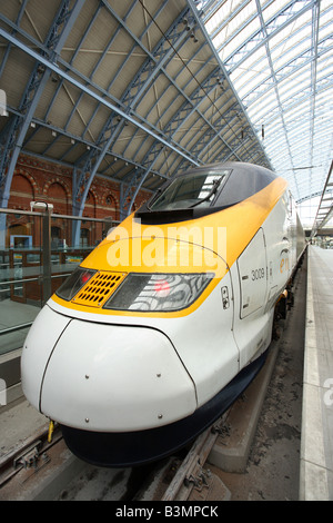 Eurostar-Zug auf der neu renovierten St. Pancras International Station London Stockfoto