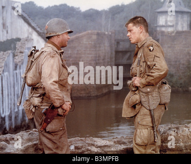 SAVING PRIVATE RYAN 1998 Paramount/Amblin Film mit Tom Hanks auf der linken Seite und Matt Damon Stockfoto