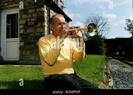 Jim Bowen TV Moderatorin Bullseye zu Hause Mirrorpix Stockfoto