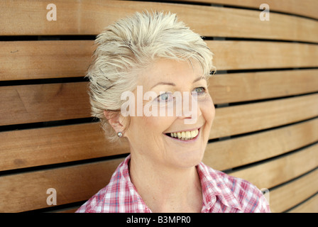 Attraktive Reife Frau mit einem gesunden, glücklichen Lächeln Stockfoto
