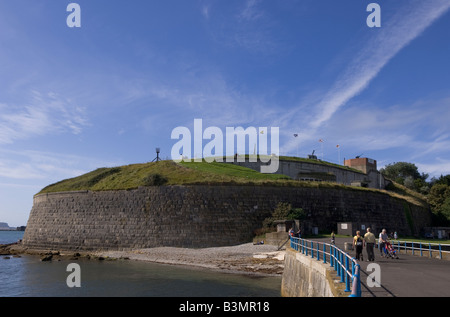 Historische Nothe Fort thront über dem Eingang zum Hafen von Weymouth in Dorset an einem schönen sonnigen Tag Stockfoto