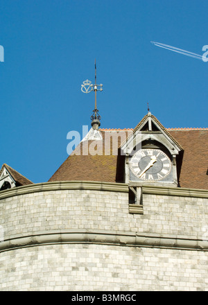 Einem Passagier-Jet fliegt über Windsor Castle in England Stockfoto