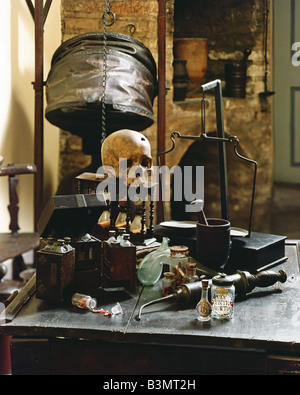 OLDTIMER-ZUBEREITUNGSWERKZEUGE, MENSCHLICHER SCHÄDEL, ANTIKE APOTHEKE AUS DEM 14TH. JAHRHUNDERT, MITTELALTERLICHE APOTHEKE FRANKREICH EUROPA Stockfoto
