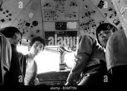 THE KINKS - britische Popgruppe im Cockpit des Flugzeugs, das sie 1968 für eine TV-Show nach Holland flog. Foto: Tony Gale Stockfoto