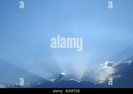 Himmel mit Sonne kommt durch die cloud Stockfoto