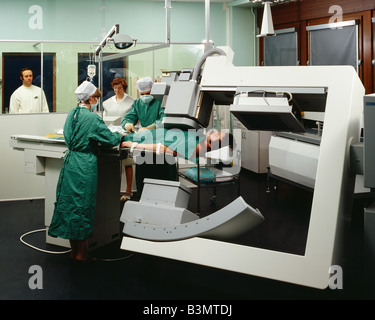 CHIRURGEN, DIE DURCHFÜHRUNG EINER ANGIOGRAPHIE IM OP-SAAL Stockfoto