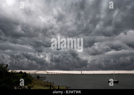 Darunter ein Donner cloud Zelle dunkel und wirbelnden Wolken kurz vor einem schweren Regen über Fire Island Inlet Stockfoto