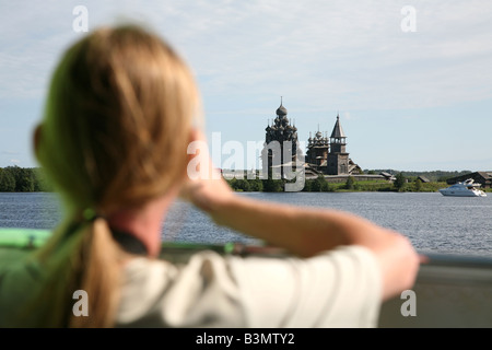 Touristen, die die Fotos von der Kizhi Pogost vom Boot auf Onega-See in Karelien, Russland Stockfoto