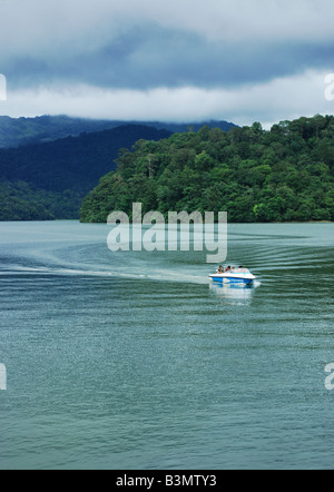 Bootfahren in Peringalkuthu See in der Nähe von Athirappalli, Dist Thrissur, Kerala Stockfoto