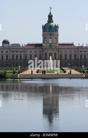 Außenseite des Schloss Charlottenburg und See Deutschlands Schlossgarten Berlin Juni 2008 Stockfoto