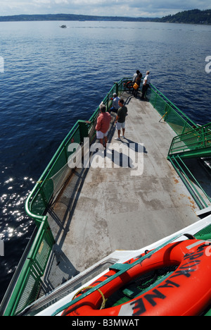 Passagiere genießen den Blick auf die Washington State Fähre M/V Spokane Mukilteo-Clinton unterwegs im Puget Sound. Stockfoto