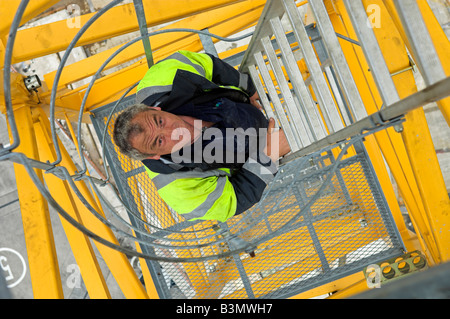 Bauarbeiter Klettern oben im Turm Baukran Stockfoto