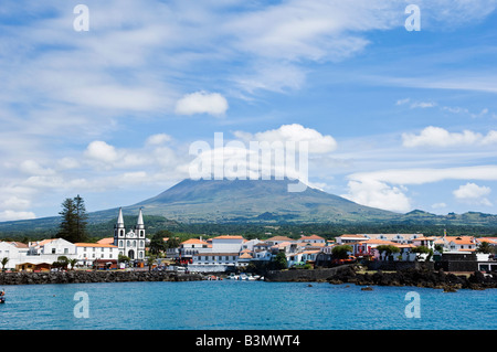 Blick vom Meer Dorf Madalena auf Pico Island Azoren Stockfoto