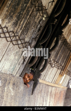 Karo-Batak-Mädchen an der Haustür Dokan Dorf Sumatra Indonesien Stockfoto