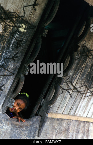 Karo-Batak-Mädchen an der Haustür Dokan Dorf Sumatra Indonesien Stockfoto