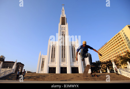 Docas der Skater springen in die Luft außerhalb der katholischen Kathedrale von Nossa Senhora da Conceição in Maputo, Mosambik. Stockfoto