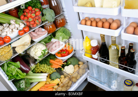 INHALT DES KÜHLSCHRANKS Stockfoto