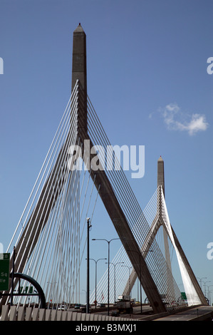 Schuss von Leonard P. Zakim Bunker Hill Memorial Bridge, Boston, Massachusetts, USA Stockfoto