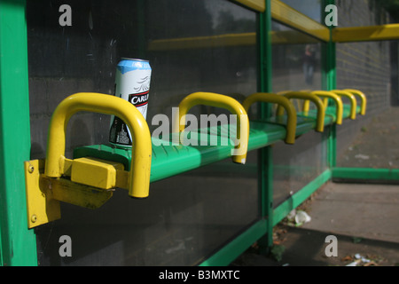 Verworfen, Carling auf Bushaltestelle Sitz in Coventry, England Bierdose Stockfoto