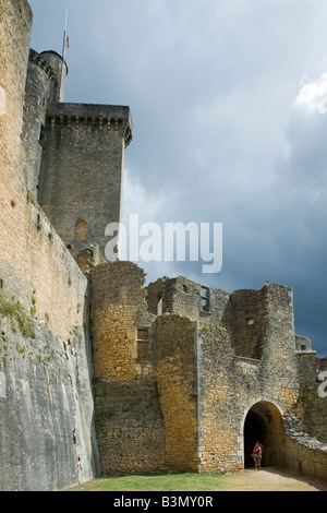 Blick vom innerhalb der Erde Bonaguil Schloss Frankreichs Stockfoto
