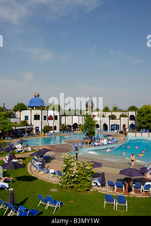 Schwimmbad im Rogner Thermal Spa und Hotel, entworfen von Friedensreich Hundertwasser in Bad Blumau, Österreich Stockfoto