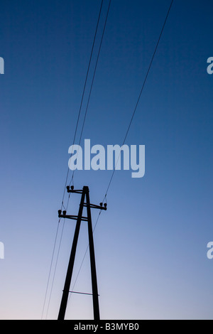 Elektrische Pol Silhouette vor einem blauen Himmel. Stockfoto