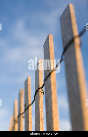 Holzzaun vor einem bewölkten blauen Himmel im Cape Henlopen State Park in Delaware, USA. Stockfoto