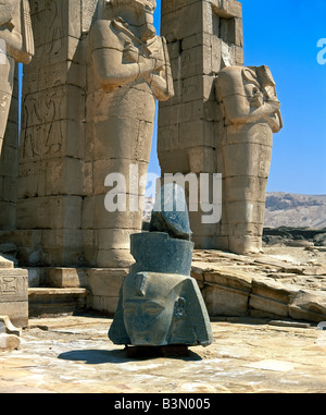 Ägypten, Luxor, West Bank, das Ramesseum Kopf der Statue von Ramses II Stockfoto