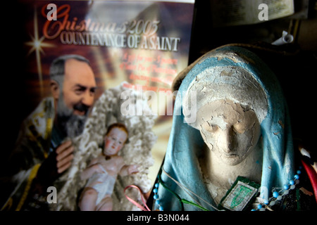 Statue der Jungfrau Maria in St. Brigid Brunnen, Liscannor, Co. Clare, Irland Stockfoto