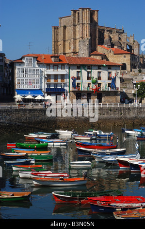 Castro Urdiales Cantabria Port Hafen Spaniens. Santa María De La Asunción Kirche Reisen Spanien Fischereihafen Stockfoto