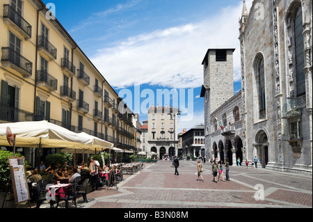 Cafe vor dem Dom (Duomo), Piazza del Duomo, Como, Comer See, Lombardei, Italien Stockfoto