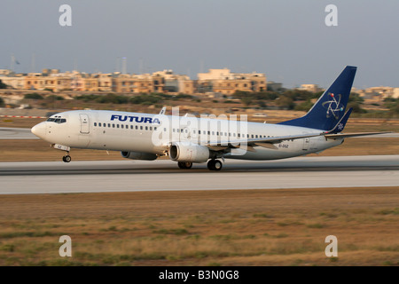 Futura International Airways Boeing 737 von Malta. Foto geschwenkt für Hintergrund verschwimmen. Stockfoto