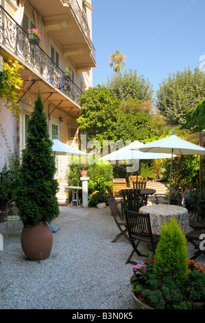 Nice Cote dAzur Frankreich - Im Garten von einem Boutique Hotel im Zentrum von Nizza - Nice Garden Hotel - Französische Riviera Stockfoto