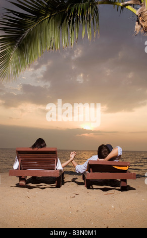 Asien, Thailand, Sonnenuntergang Blick auf Strand, alle Paare Blick auf das Meer Stockfoto