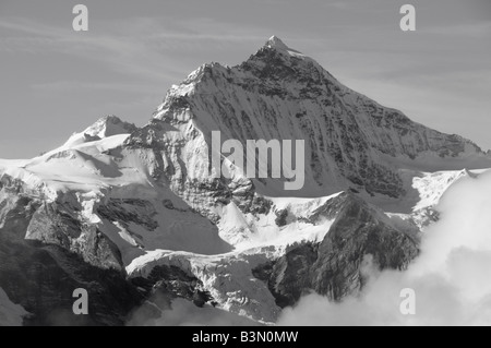 Jungfrau von Norden 4158 m (oder 13.642 ft) Berner Alpen, Schweiz schwarz / weiß Stockfoto