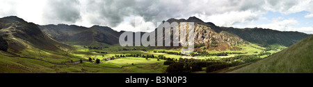 Die Langdale Hechte im großen Langdale Tal mit dem neuen Dungeon Ghyll Hotel am Fuße des Hügels. Das Mickledental verläuft nach links hinauf. Stockfoto