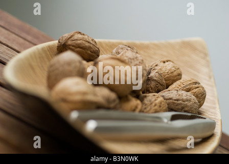 Walnüsse in einer Holzschale Stockfoto