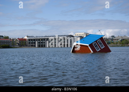 Versunkene rote Häuschen für Reykjavik Art Festival, Reykjavik City Teich, Island Stockfoto