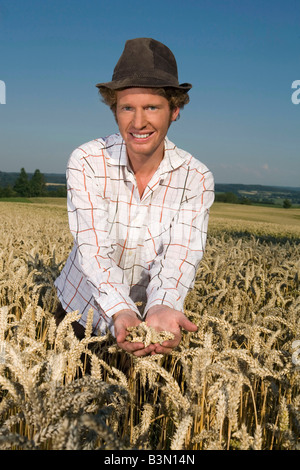Deutschland, Bayern, Bauer Weizen wächst im Bereich Prüfung Stockfoto
